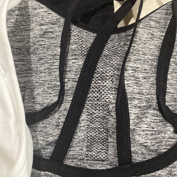 Bundle of 3 Sports Bras with removable pads and criss cross back - Picture 3 of 5